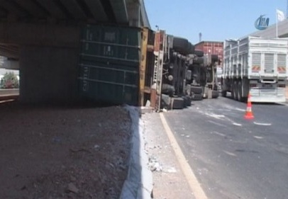 TIR, yan yattıktan sonra sürüklenerek köprü ayaklarına çarptı