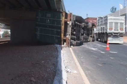 TIR, yan yattıktan sonra sürüklenerek köprü ayaklarına çarptı