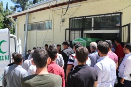 TIR&#8217;a çarpan motosikletli hayatını kaybetti 