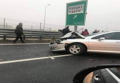 Tırdan düşen ineğe 2 araba birden çarptı