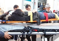 Tırın çarparak kaçtığı motosikletli, kızı ve eşi yaralandı