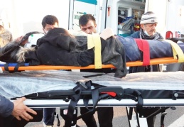 Tırın çarparak kaçtığı motosikletli, kızı ve eşi yaralandı