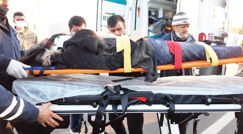 Tırın çarparak kaçtığı motosikletli, kızı ve eşi yaralandı