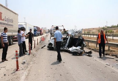 TIR otomobili biçti: 2 ağır yaralı