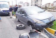 Tırın sıkıştırdığı otomobil orta refüje çıktı: 3’ü çocuk 4 yaralı