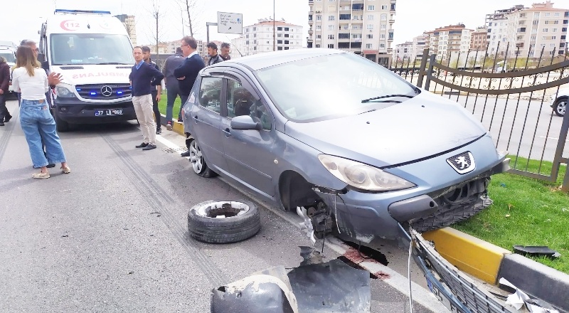 Tırın sıkıştırdığı otomobil orta refüje çıktı: 3’ü çocuk 4 yaralı