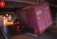 Tırın üzerindeki konteyner köprü altına sıkıştı
