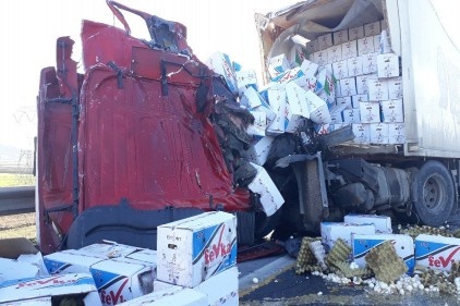 Tırlardaki yumurtalar ve kıyafetler yola saçıldı