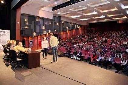 Tiyatro sanatçıları GAÜN&#8217;lü öğrencilerle buluştu
