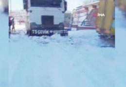 TOMA'lar şehrin farklı bölgelerinde kar küredi