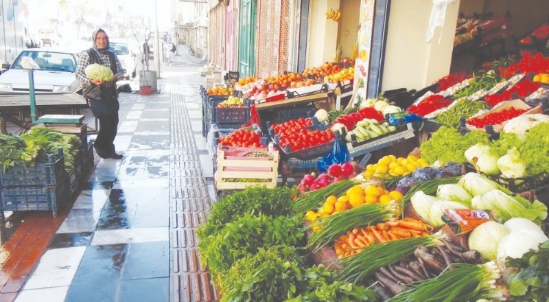 Tonlarca sebze ve meyve hal esnafının elinde kaldı