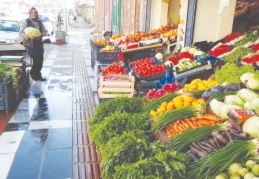 Tonlarca sebze ve meyve hal esnafının elinde kaldı