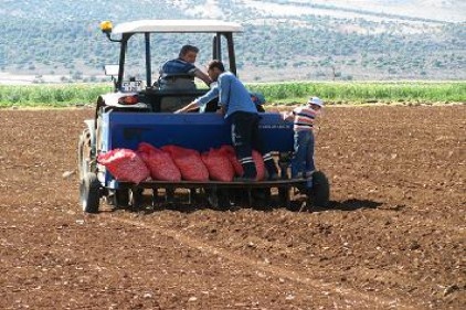 Toprak suya kavuştu, çiftçi kazandı 