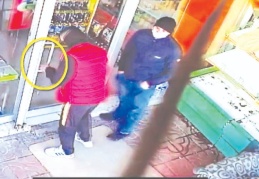 Tornavida ile kapıyı açarak marketi soydular