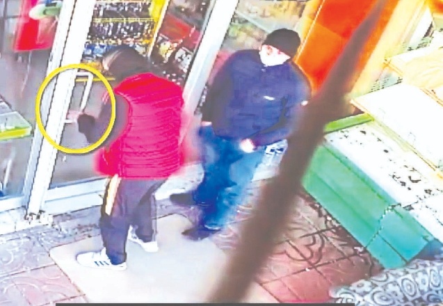 Tornavida ile kapıyı açarak marketi soydular