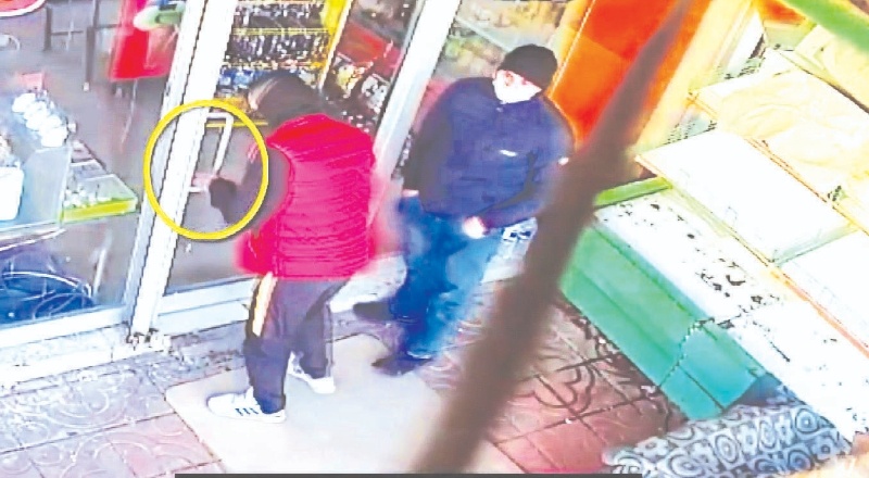 Tornavida ile kapıyı açarak marketi soydular
