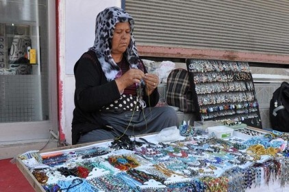 Torunlarını okutmak için çalışıyor