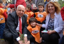 Torunlarıyla geleceğe fidan diktiler