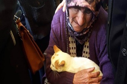 Torununu kedisi kucağında uğurladı