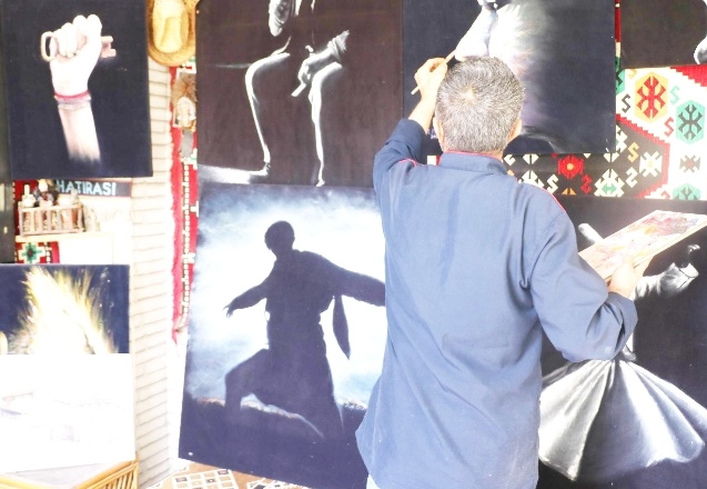 Tostçu dükkanında ürettiği resimleri dünyaya gönderiyor