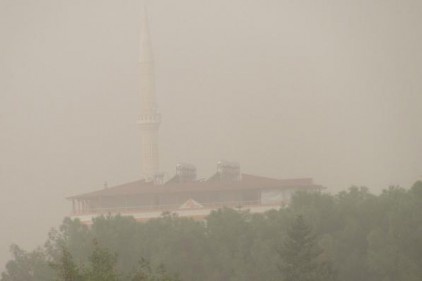 Toz bulutu görüş mesafesini düşürürken hayatı olumsuz etkiledi