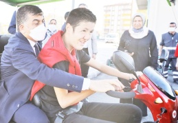 Trafik Eğitim Parkı’nda akülü araba kullandı