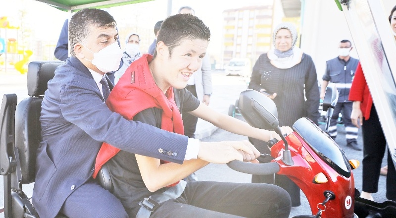 Trafik Eğitim Parkı’nda akülü araba kullandı