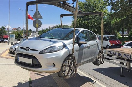 Trafik güvenliğini tehdit etmeyen park halindeki araçlar artık çekilmeyecek