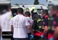 Trafik ışığı direkleri faciayı önledi: 2 yaralı