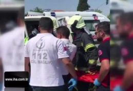 Trafik ışığı direkleri faciayı önledi: 2 yaralı