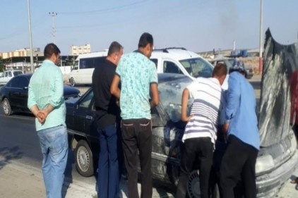 Trafik ışığında duran otomobil alev aldı 