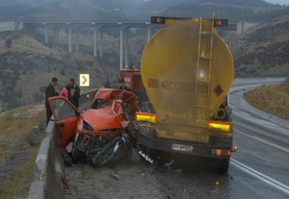 Trafik kazasında 2 kişi öldü, 3 kişi yaralandı