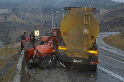 Trafik kazasında 2 kişi öldü, 3 kişi yaralandı