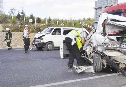 Trafik kazasında 1 kişi öldü 1’i ağır 6 kişi yaralandı