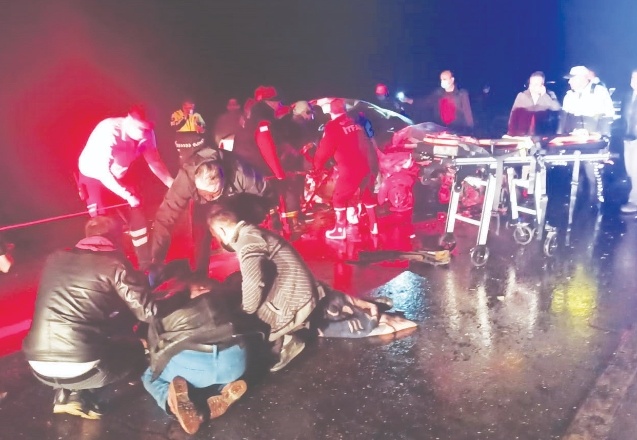 Trafik kazasında 2 ölü, 2'si ağır 10 yaralı var