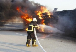 Trafik kazasında TIR alev topuna döndü