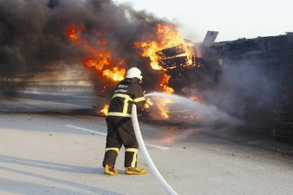 Trafik kazasında TIR alev topuna döndü