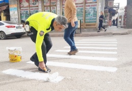Trafik polisleri yaya çizgilerini çizdi