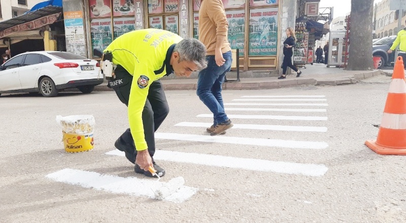 Trafik polisleri yaya çizgilerini çizdi