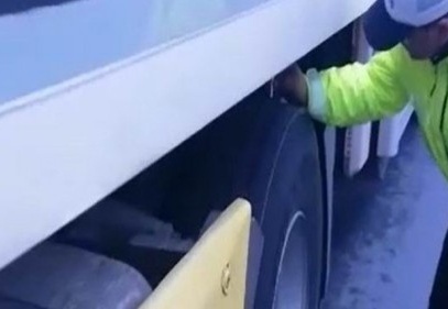 Trafik polislerinden kış lastiği uygulaması yapıldı