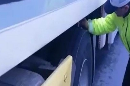 Trafik polislerinden kış lastiği uygulaması yapıldı