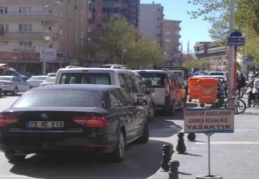 Trafik ve otopark sorunu büyüyor duraklar otopark oldu