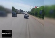 Trafikte cam yerine arka kapıyı açarak serinledi