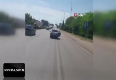 Trafikte cam yerine arka kapıyı açarak serinledi