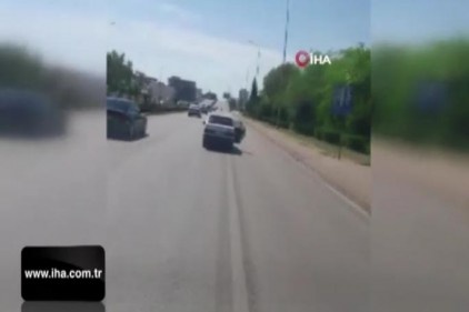 Trafikte cam yerine arka kapıyı açarak serinledi