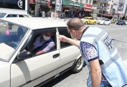 Trafikte kırmızı ışıkta duran araçlarda maske kontrolü yapıldı