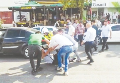 Trafikte tekmeli, sopalı yol verme kavgası güçlükle ayırıldı