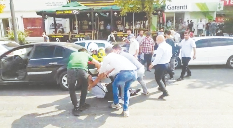 Trafikte tekmeli, sopalı yol verme kavgası güçlükle ayırıldı