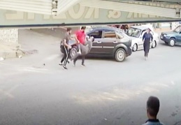 Trafikte uyardığı motosikletli ve yakınlarının saldırısına uğradı