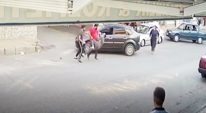 Trafikte uyardığı motosikletli ve yakınlarının saldırısına uğradı